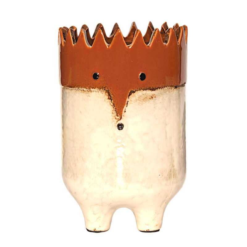 Cache-pot hérisson en céramique artisanale beige et terre battue, hauteur 20,5 cm.