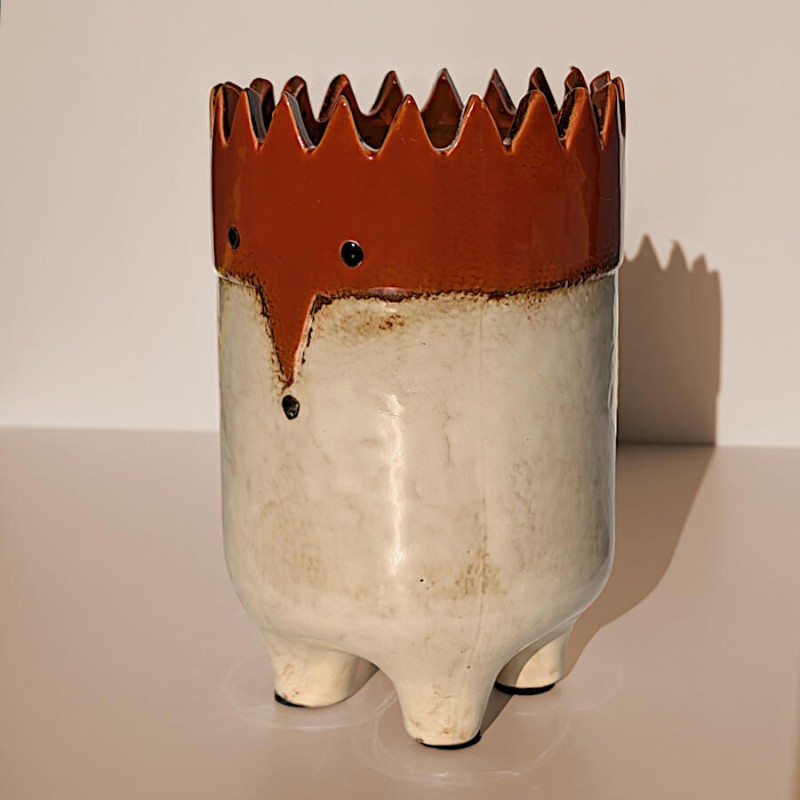 Cache-pot Hérisson Stylisé sur Pieds en Céramique terre battue et Beige - H20 cm