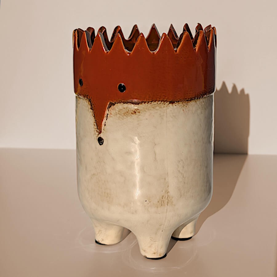 Cache-pot Hérisson Stylisé sur Pieds en Céramique terre battue et Beige - H20 cm