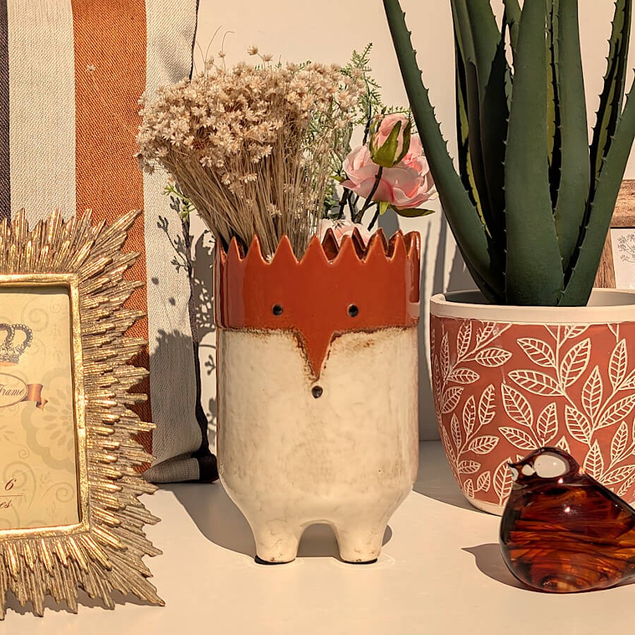 Cache-pot Hérisson Stylisé sur Pieds en Céramique terre battue et Beige - H20 cm