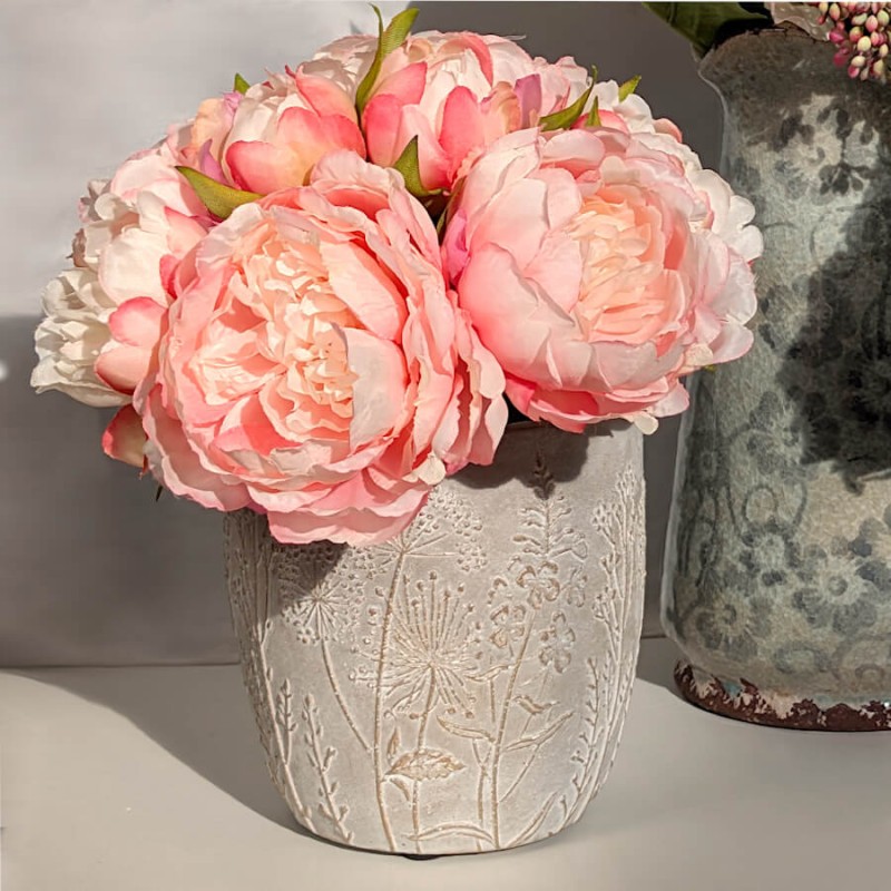 Mise en scène florale : le cache-pot garni d'un bouquet de pivoines artificielles roses de la collection Deco-Delight.