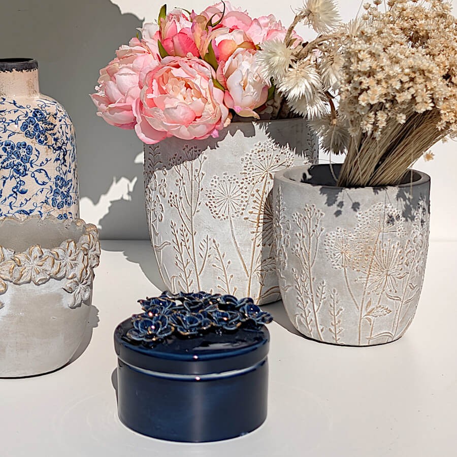 Cache-pot-texture-motif-floral-dore-h14-ciment