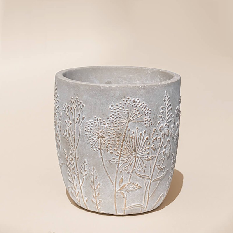 Vue de trois-quarts mettant en avant la texture brute du ciment et la finesse des dorures, pour créer un style Jungle chic.