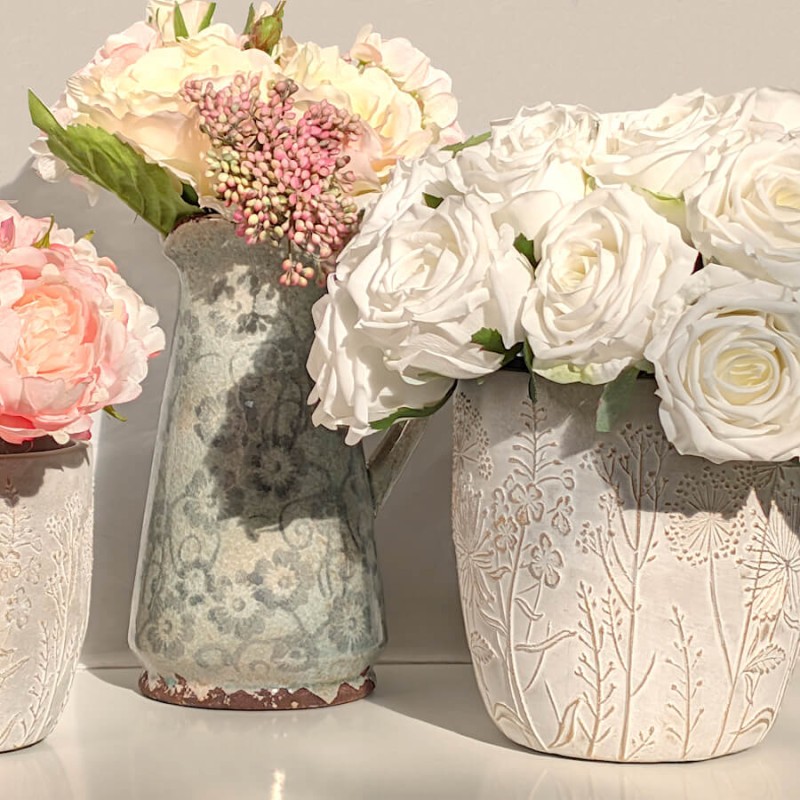 Mise en scène fleurie : Le cache-pot H18 cm accompagné d'un vase haut fleuri et d'un autre cache-pot Deco-Delight assorti.