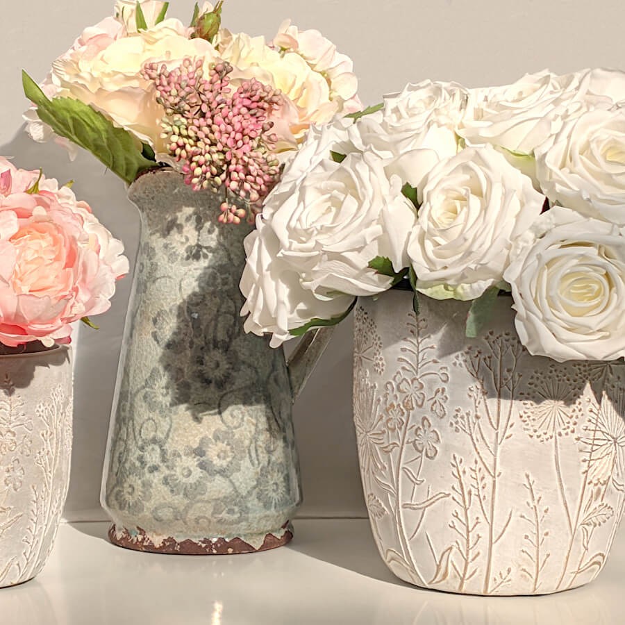 Mise en scène fleurie : Le cache-pot H18 cm accompagné d'un vase haut fleuri et d'un autre cache-pot Deco-Delight assorti.