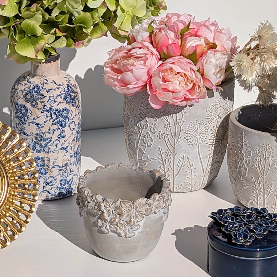 Composition déco : Harmonie de bleu et de blanc avec des céramiques et des fleurs artificielles Deco-Delight.