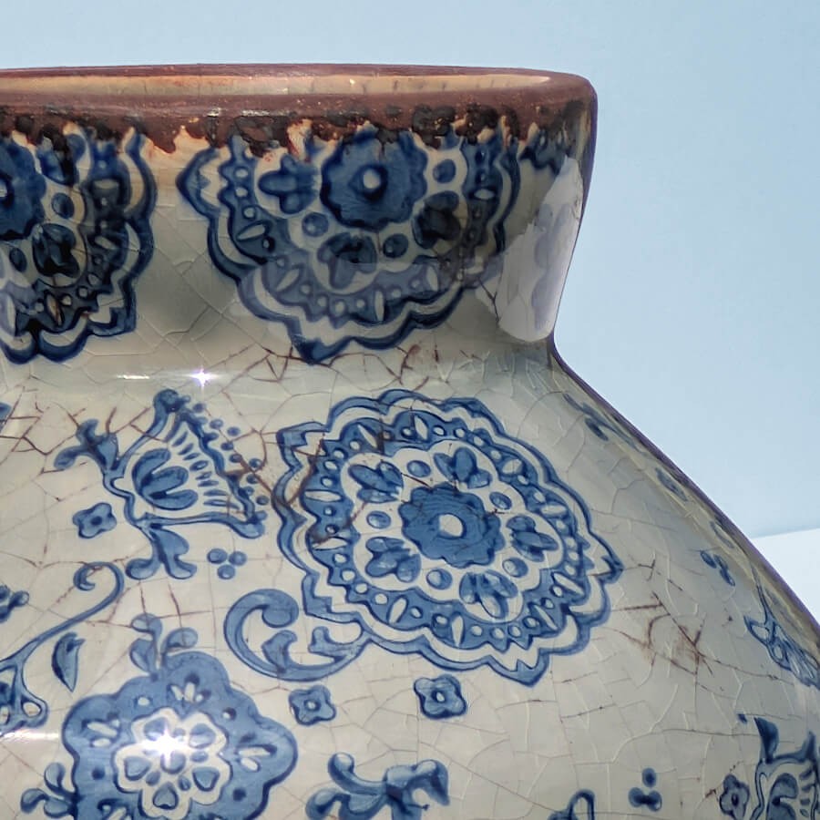 Détail de l'ouverture du vase montrant la lisière en terre cuite brute et la courbure élégante de l'épaulement.