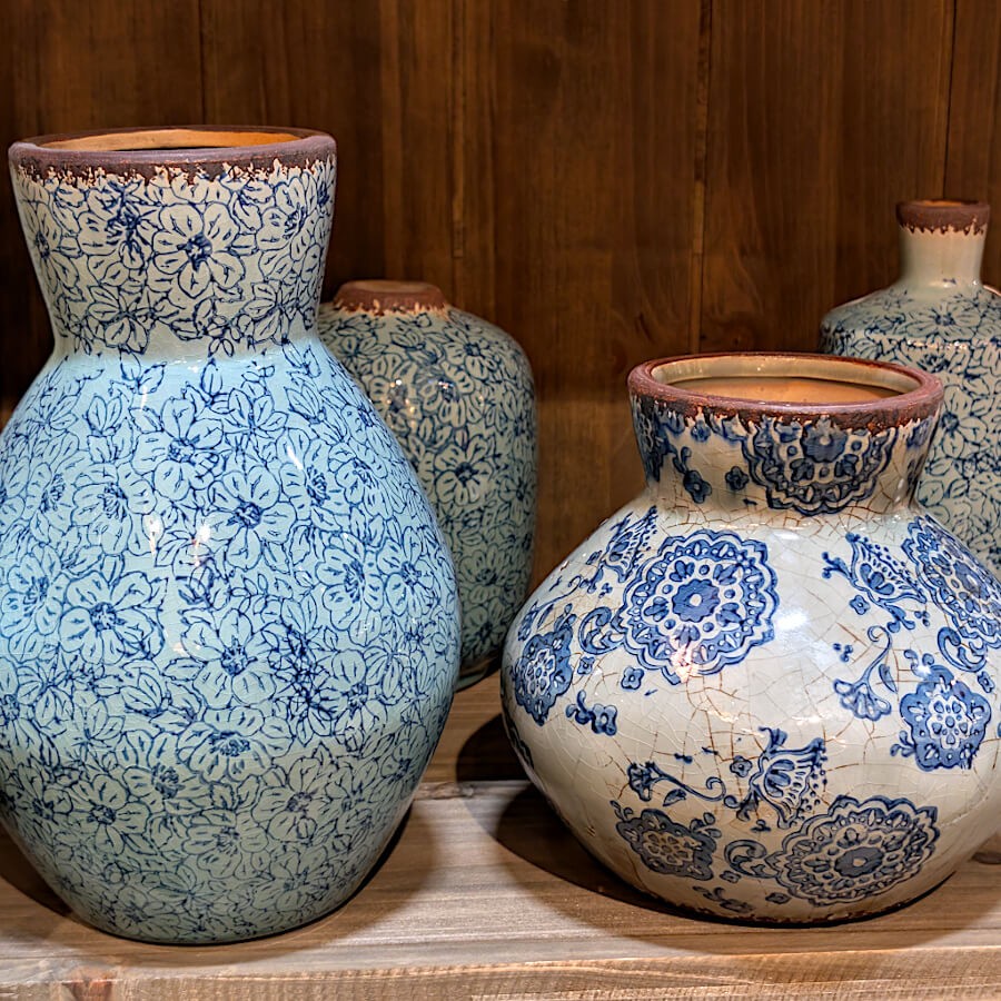 Le vase de 17 cm entouré des autres modèles de la gamme (élancés et bombés) pour un effet d'accumulation.