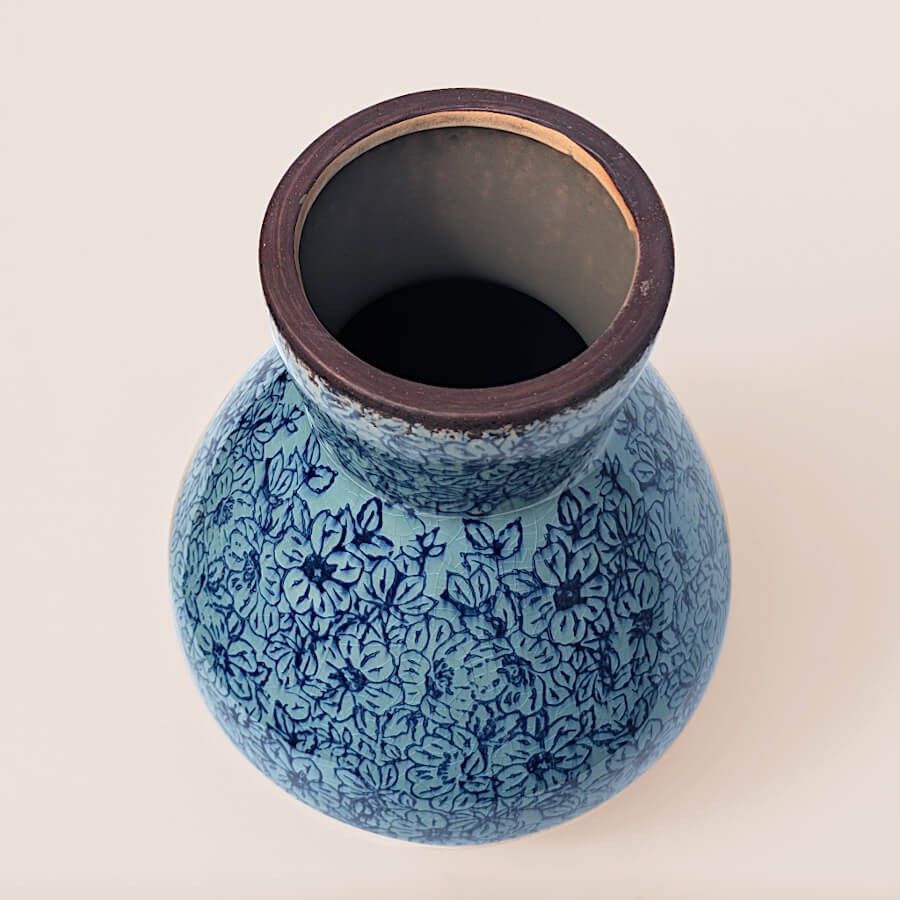 Vue plongeante : Regard sur l'ouverture circulaire et l'intérieur du vase.