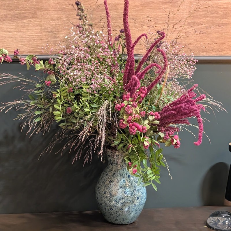Mise en scène romantique : Le vase fleuri dans un intérieur élégant, apportant une note champêtre.