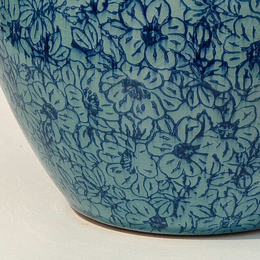 Texture rapprochée : Détail de la courbure du vase et de l'application précise de l'émail bleu.