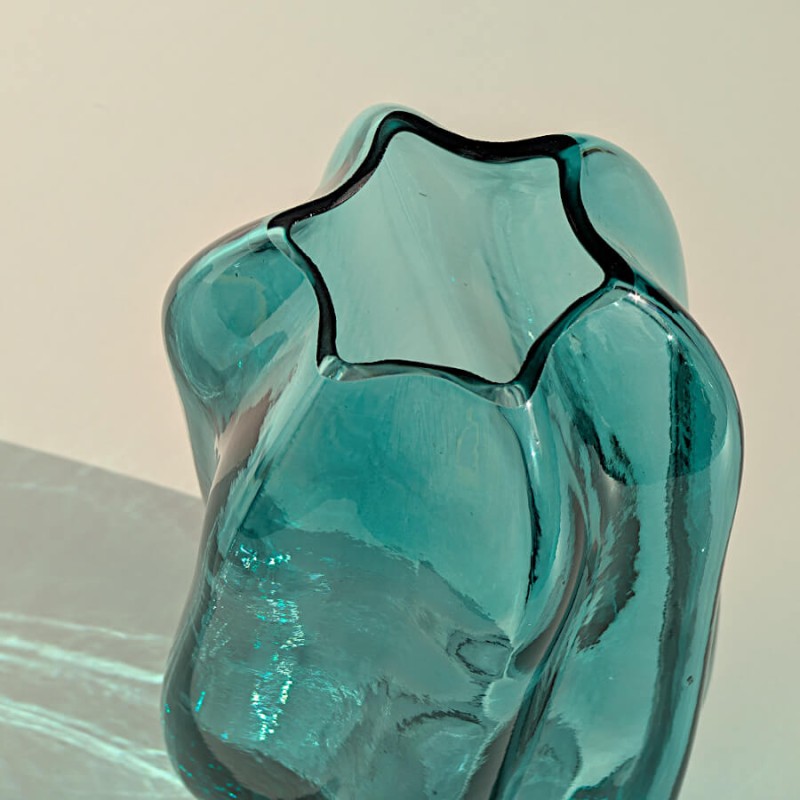 Zoom sur le col : Vue de l'ouverture du vase mettant en relief l'épaisseur du verre et sa finition dévoilant une étoile.