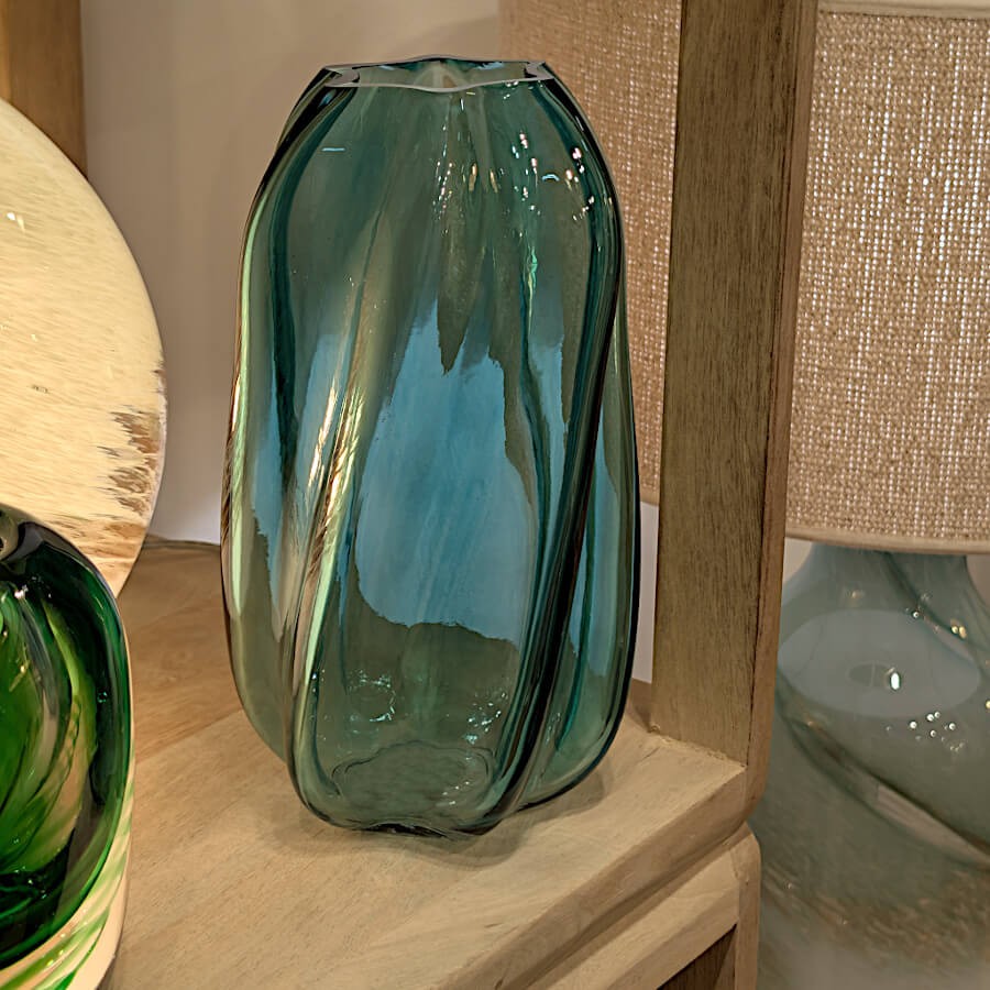 Perspective de trois-quarts : Mise en avant de la silhouette élancée et du mouvement de torsion du verre.
