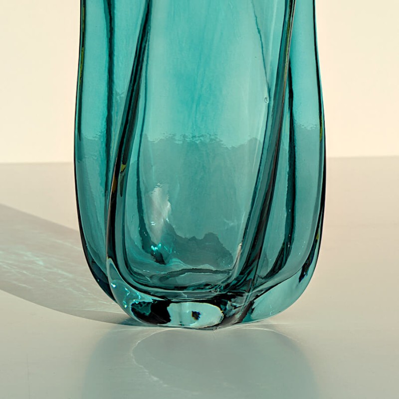 Détail du pied : Zoom sur la base lourde et stable du vase, gage de qualité et de bonne tenue.