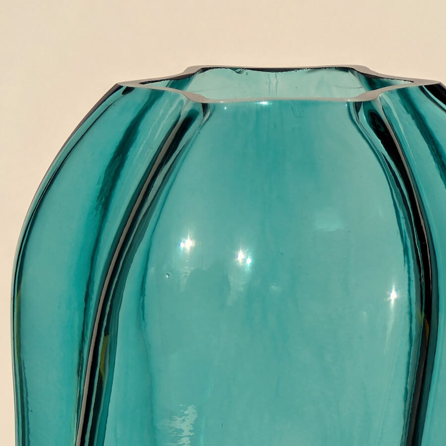 Détail de la partie haute du vase, montrant l'élégance de sa silhouette et ses rainures.