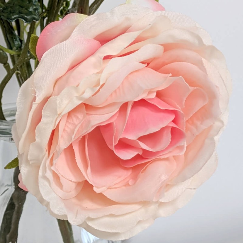 Composition-roses-feuillage-artificielles-h34-vase-verre