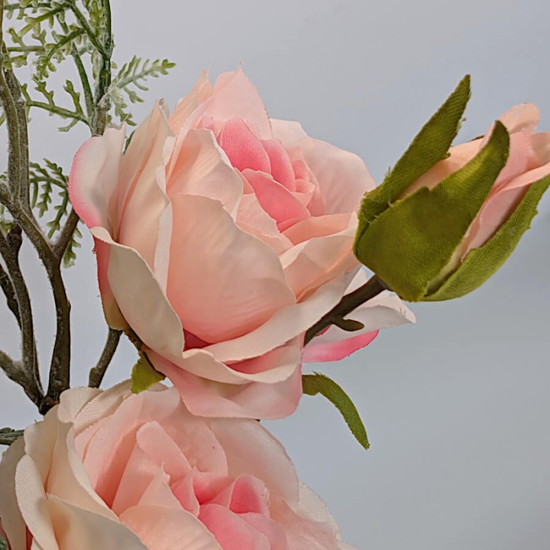 Vue de profil d'une rose et de son bouton, soulignant le réalisme de la tige.