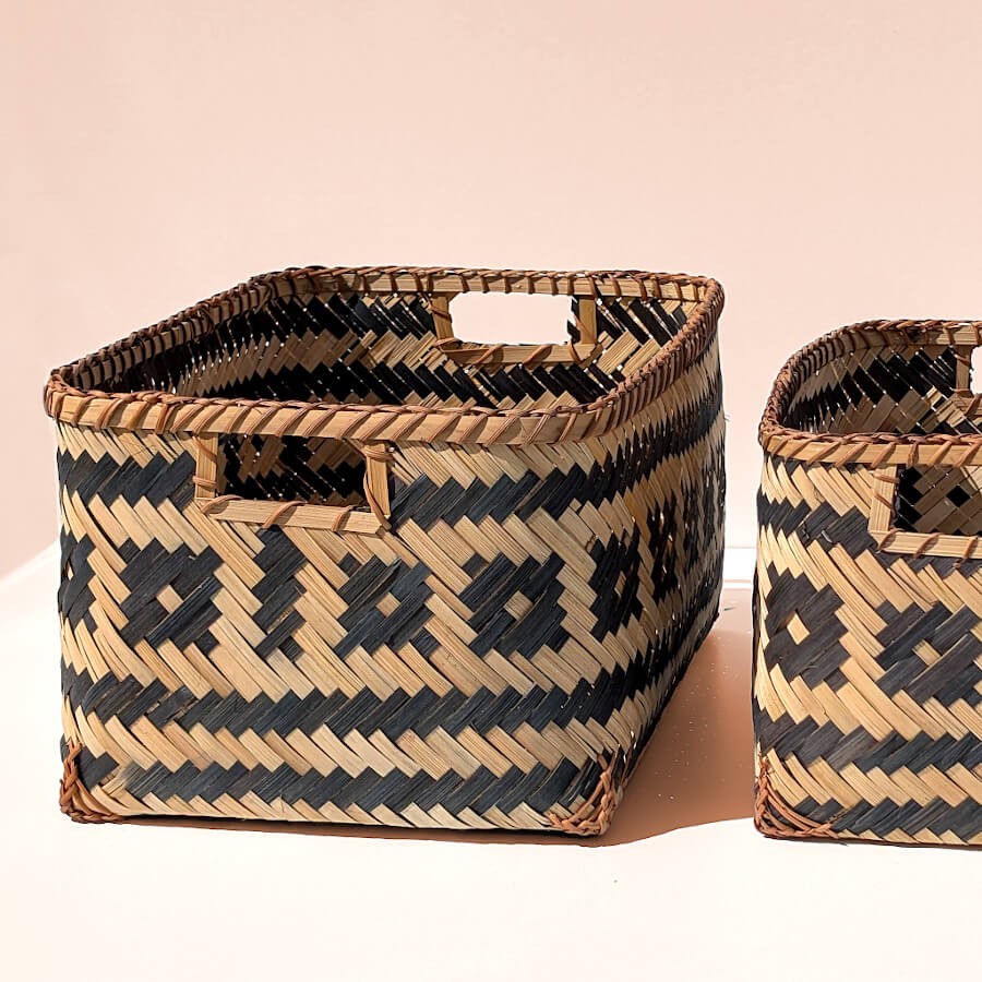 Panier bambou tressé noir naturel L43 cm | Deco-Delight.com