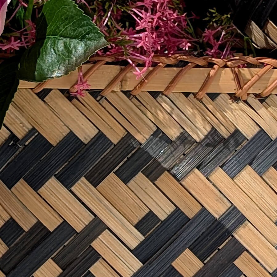 Panier bambou tressé noir naturel L43 cm | Deco-Delight.com