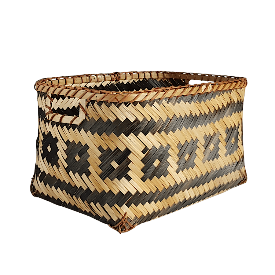 Panier rectangulaire en bambou tressé avec motifs géométriques ethniques noirs et naturels, doté de poignées intégrées.