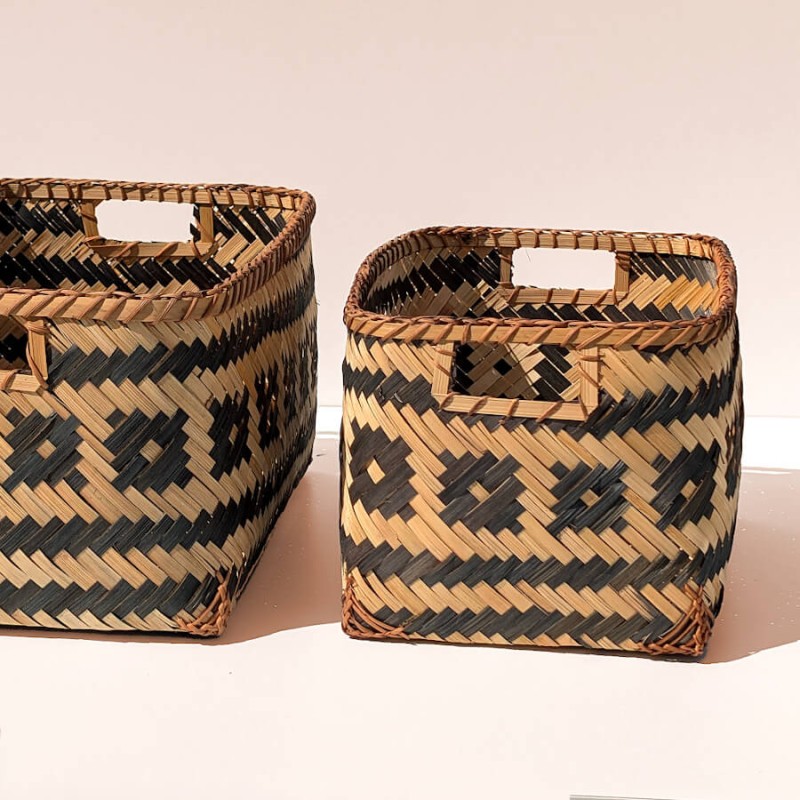 Présentation du grand panier rectangulaire à côté d'un modèle plus petit assorti pour illustrer une collection de rangement.