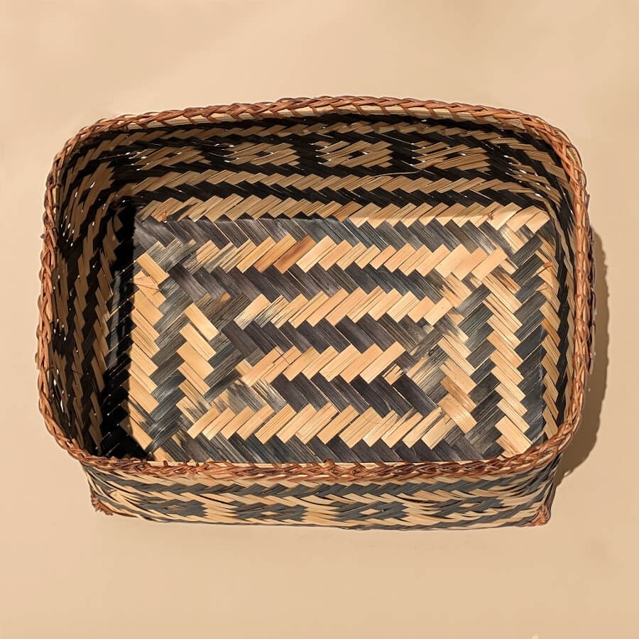 Regard sur le fond intérieur vide du panier, montrant la continuité parfaite du tressage de bambou.
