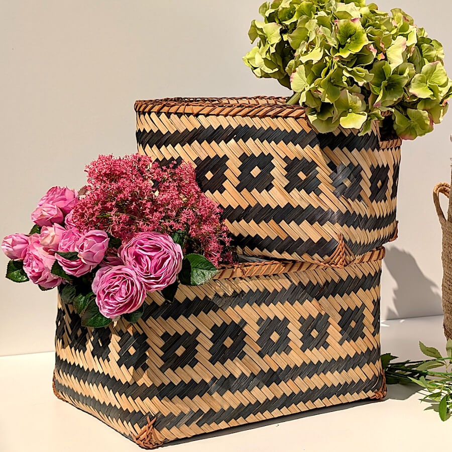 Deux paniers superposés et généreusement décorés de fleurs Deco-Delight colorées dans un esprit bohème chic.