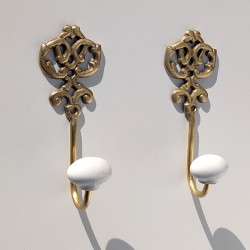 Présentation de deux patères dorées identiques côte à côte pour illustrer un effet d'alignement ou d'accumulation.
