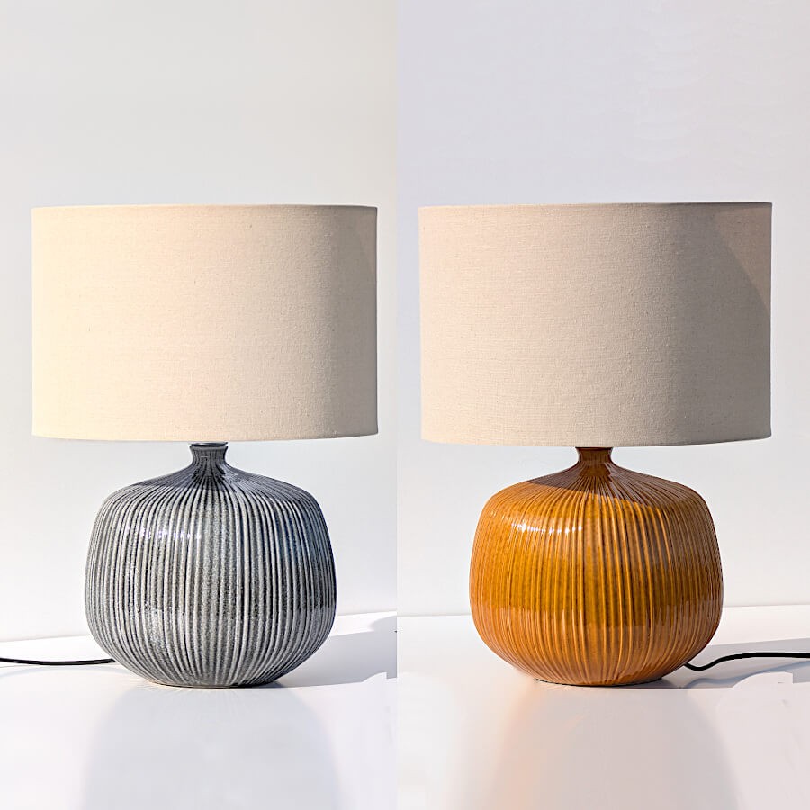 Présentation du modèle gris à côté de sa déclinaison en grès ocre orangé du catalogue Deco-Delight.