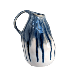 Image de couverture : Vase pichet artisanal en céramique blanche et émail coulant bleu H19 cm.