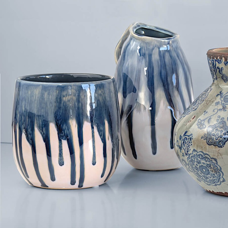 Harmonie de collection : Vase-pichet bleu associé à un pot arrondi et un vase fleuri.
