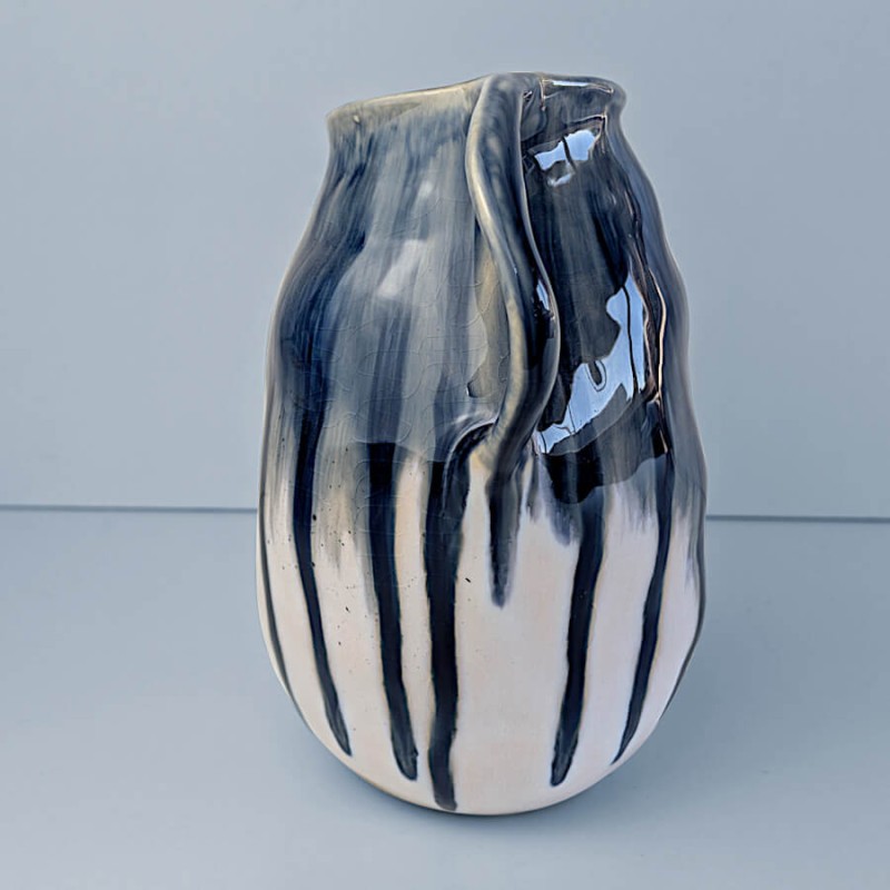 Vue arrière : Dos du vase en céramique montrant les motifs verticaux uniques.