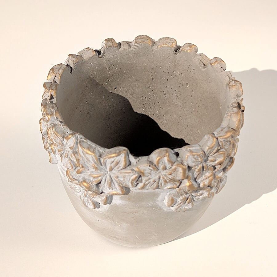 Vue plongeante : Intérieur vide du cache-pot rond en ciment gris.