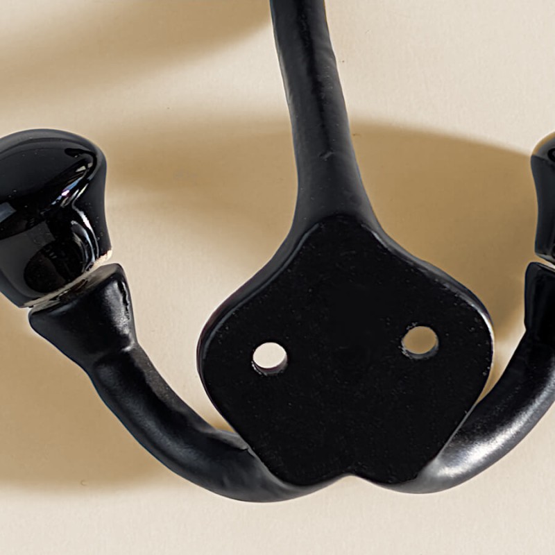 Détail du socle de fixation en métal noir avec deux trous pour vis de montage.