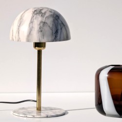 Vue de trois-quarts : Lampe en marbre blanc avec socle rond et tige en laiton doré.