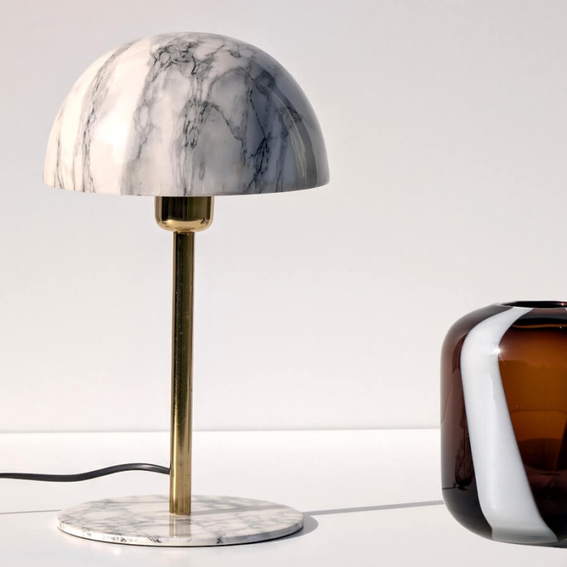 Vue de trois-quarts : Lampe en marbre blanc avec socle rond et tige en laiton doré.