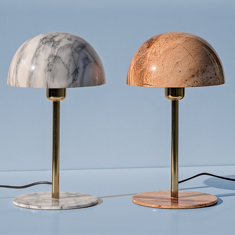 Duo de lampes Deco-Delight : Lampe en marbre blanc à côté du modèle en marbre marron.