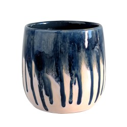 Image de couverture : Cache-pot artisanal en céramique beige rosé et émail coulant bleu H13 cm.