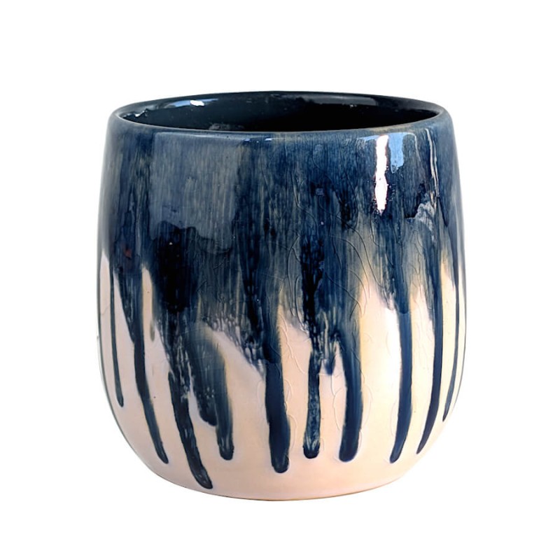 Image de couverture : Cache-pot artisanal en céramique beige rosé et émail coulant bleu H13 cm.