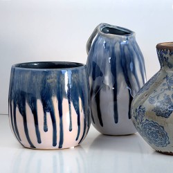 Harmonie de collection : Cache-pot bleu associé au vase-pichet assorti et à une poterie grise.