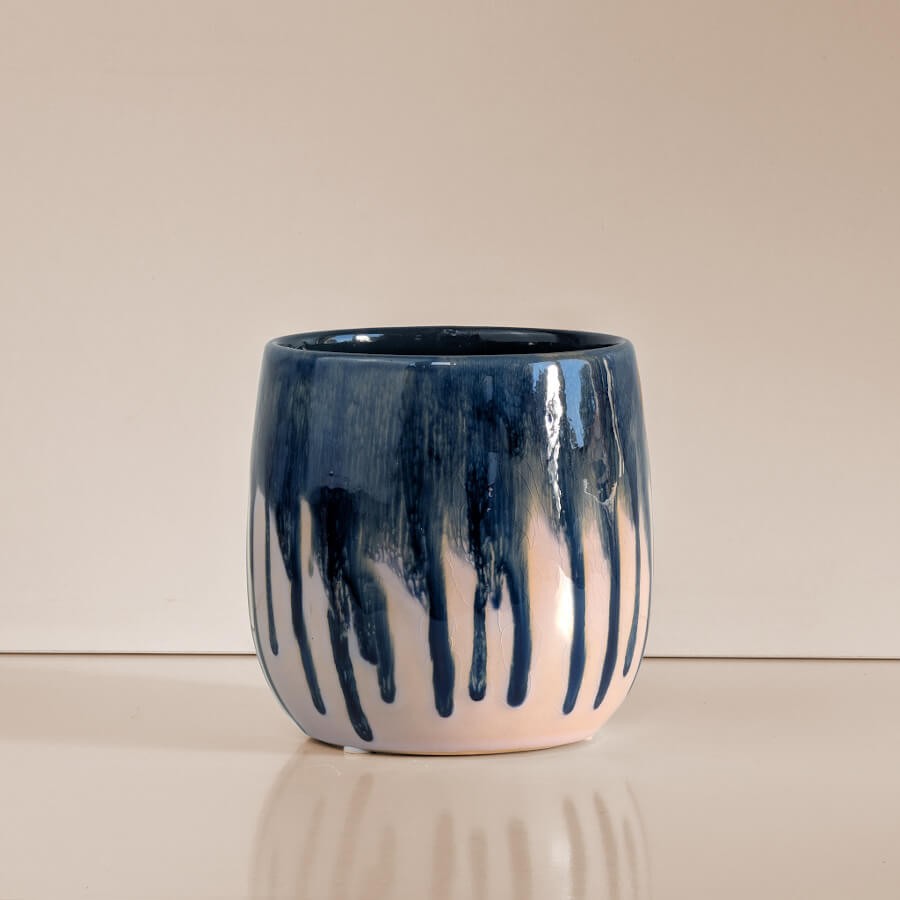 Vue isolée : Cache-pot rond aux motifs de coulures bleues verticales uniques.