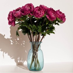 Vue d'ensemble : Bouquet de pivoines fuchsia artificielles dans un vase en verre transparent bleu Deco-Delight.