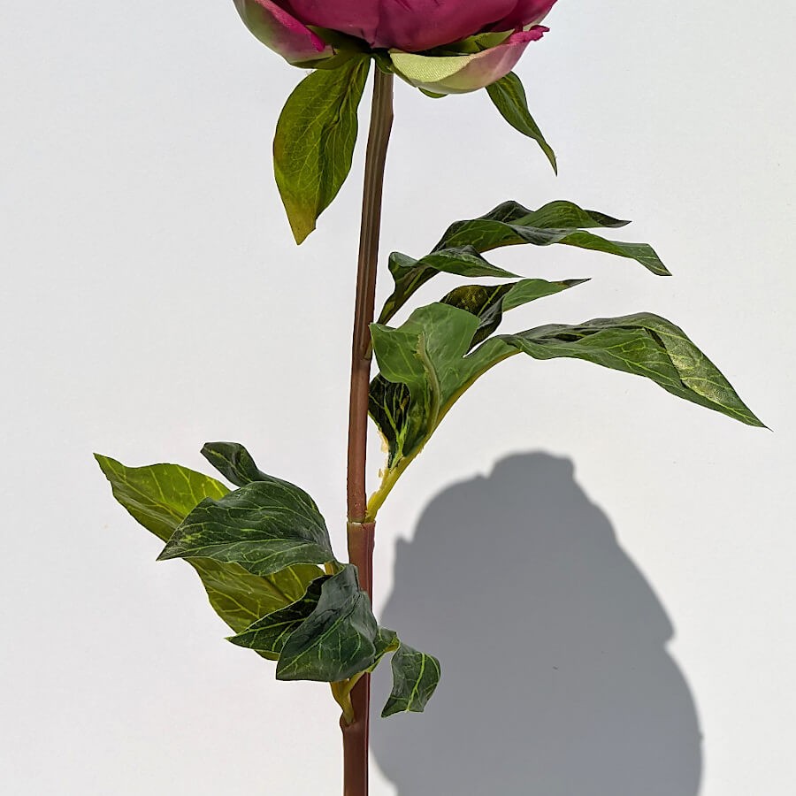 Détail tige : Tige florale artificielle verte avec feuilles et ramifications réalistes.