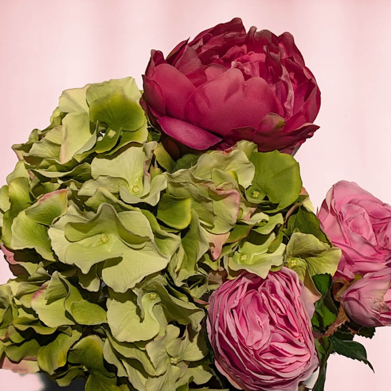 Fleur de pivoine fuchsia artificielle associée à un hortensia vert tendre de la collection Deco-Delight.