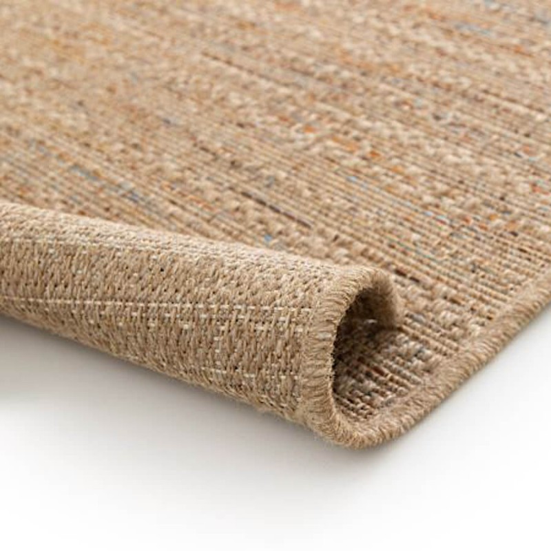 Vue sur la souplesse du polypropylène et la finesse du tissage.