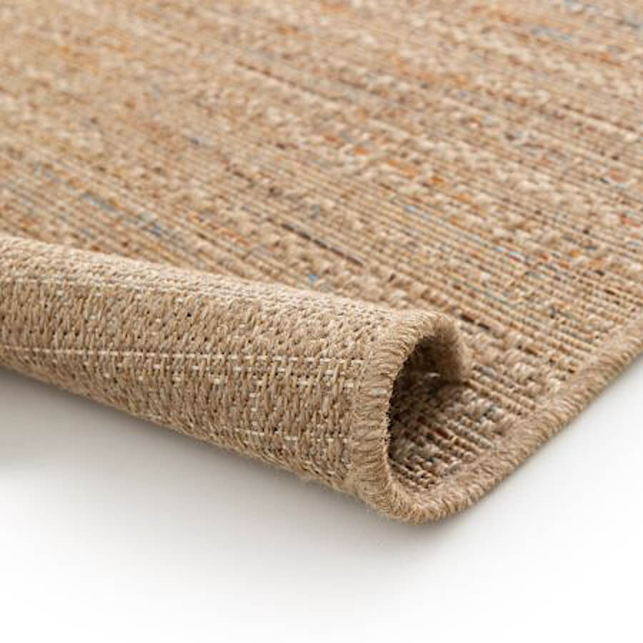 Vue sur la souplesse du polypropylène et la finesse du tissage.