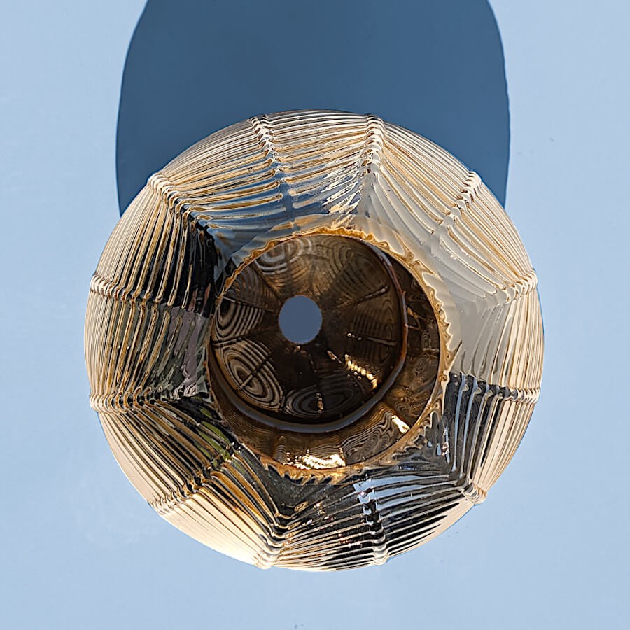 Vue de dessus : Ouverture circulaire supérieure du photophore boule métallique doré.