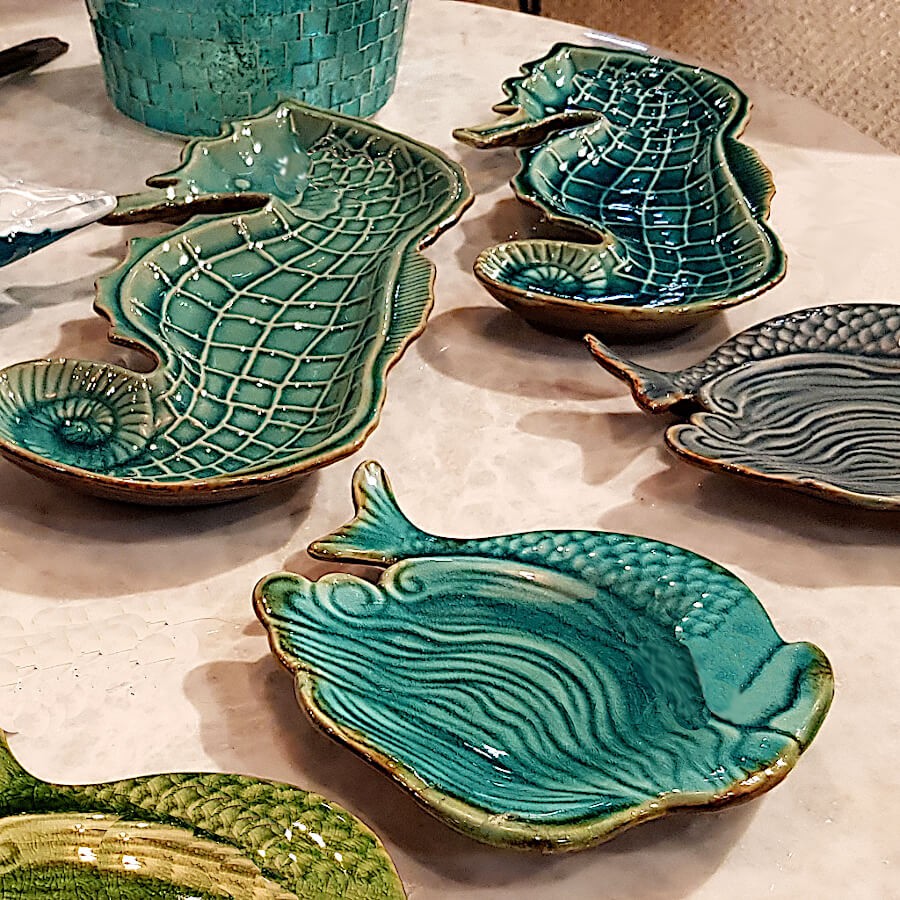 Gamme de céramiques : Assiette sirène présentée aux côtés de coupelles en forme d'hippocampe et de feuille.