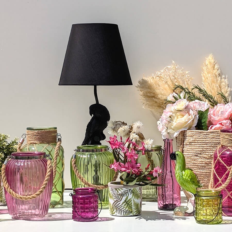 Ambiance bohème feutrée : Décoration d'été avec lampes, bouquets de fleurs et lanternes colorées.