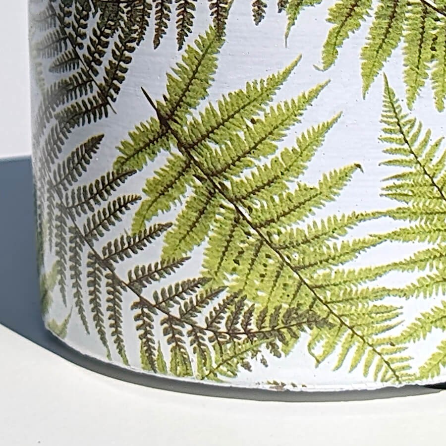 Macro motif feuillage : Détail graphique zoomé sur les frondes de fougères vertes imprimées.